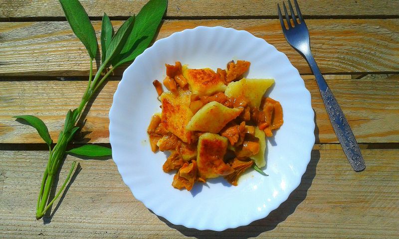 Kopytka  z  kurkami maślano-szałwiowymi