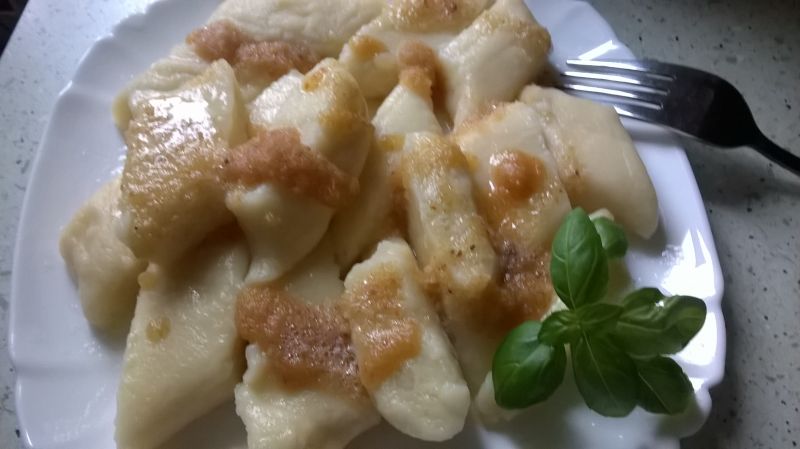 Kopytka z masełkiem i bułką tartą Kopytka z masełkiem i bułką tartą