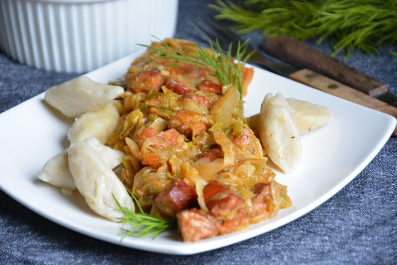 Kopytka z młodą kapusta z kiełbasą i pomidorami 
