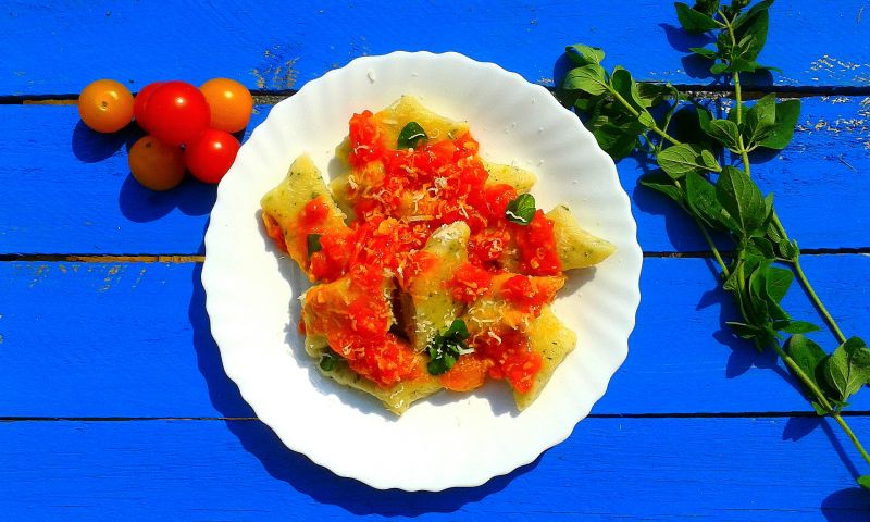 Kopytka z oregano  z sosem ze świeżych pomidorów Kopytka z oregano  z sosem ze świeżych pomidorów