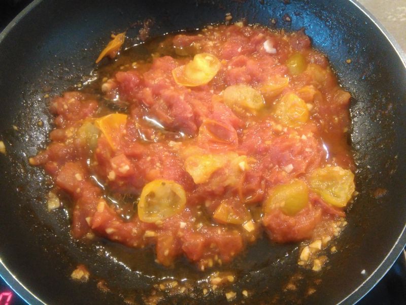 Kopytka z oregano  z sosem ze świeżych pomidorów
