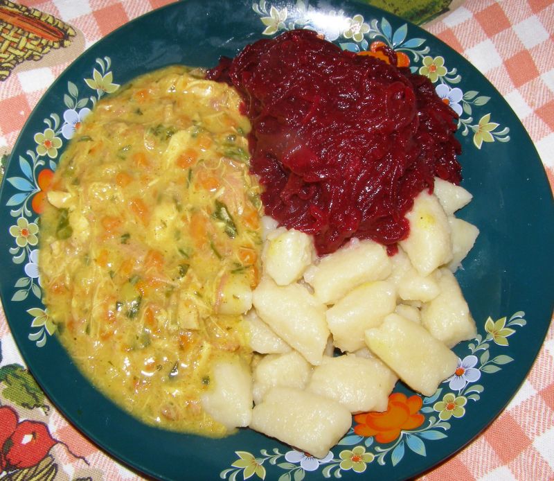 Kopytka z potrawką z kurczaka i buraczkami