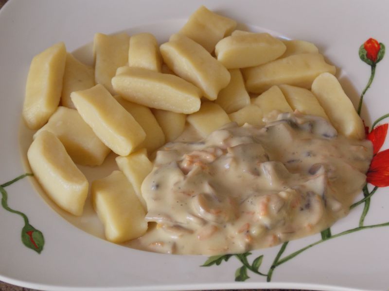 Kopytka z sosem marchwiowo pieczarkowym