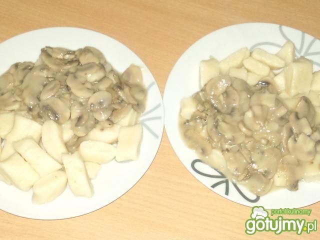 Kopytka z sosem pieczarkowym Kopytka z sosem pieczarkowym