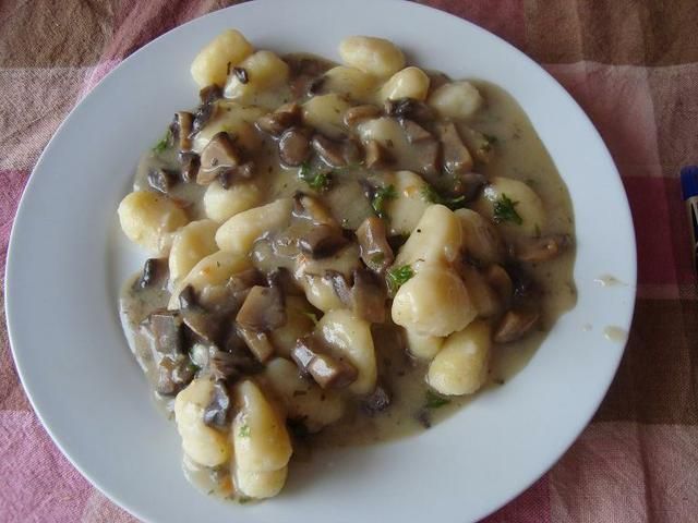 Kopytka z sosem pieczarkowym