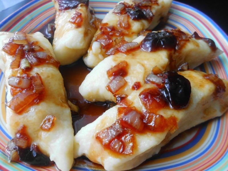 Kopytka z sosem śliwkowym