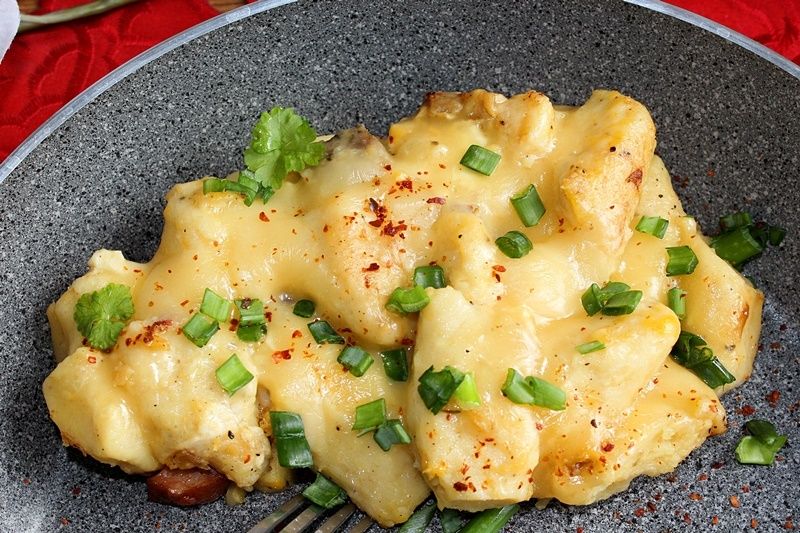 Kopytka ze skwarkami i jajkiem pod serową pierzyną Kopytka ze skwarkami i jajkiem pod serową pierzyną