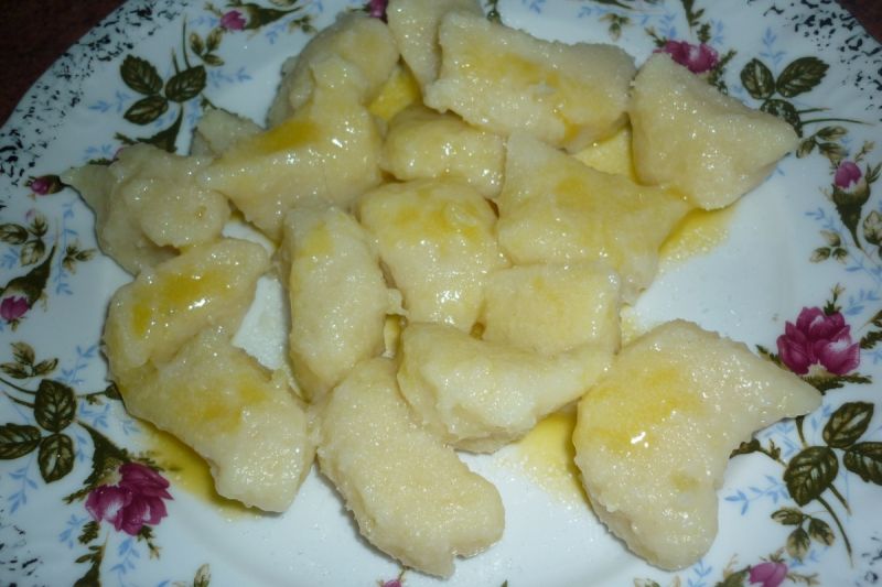 Kopytka ziemniaczane z masełkiem i cukrem Kopytka ziemniaczane z masełkiem i cukrem