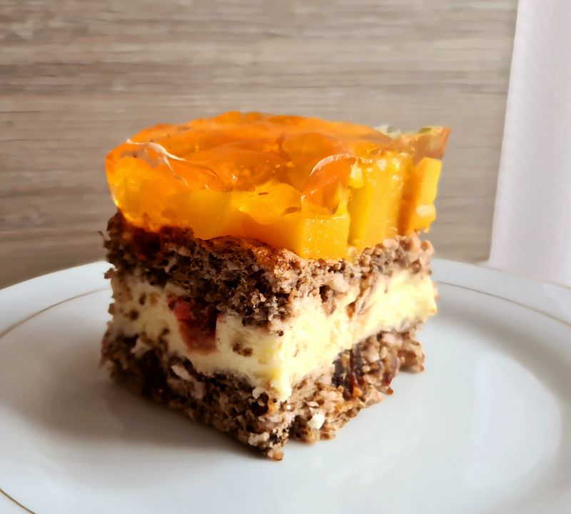 Kora orzechowa z brzoskwiniami