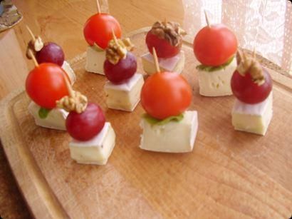 Koreczki serowe.