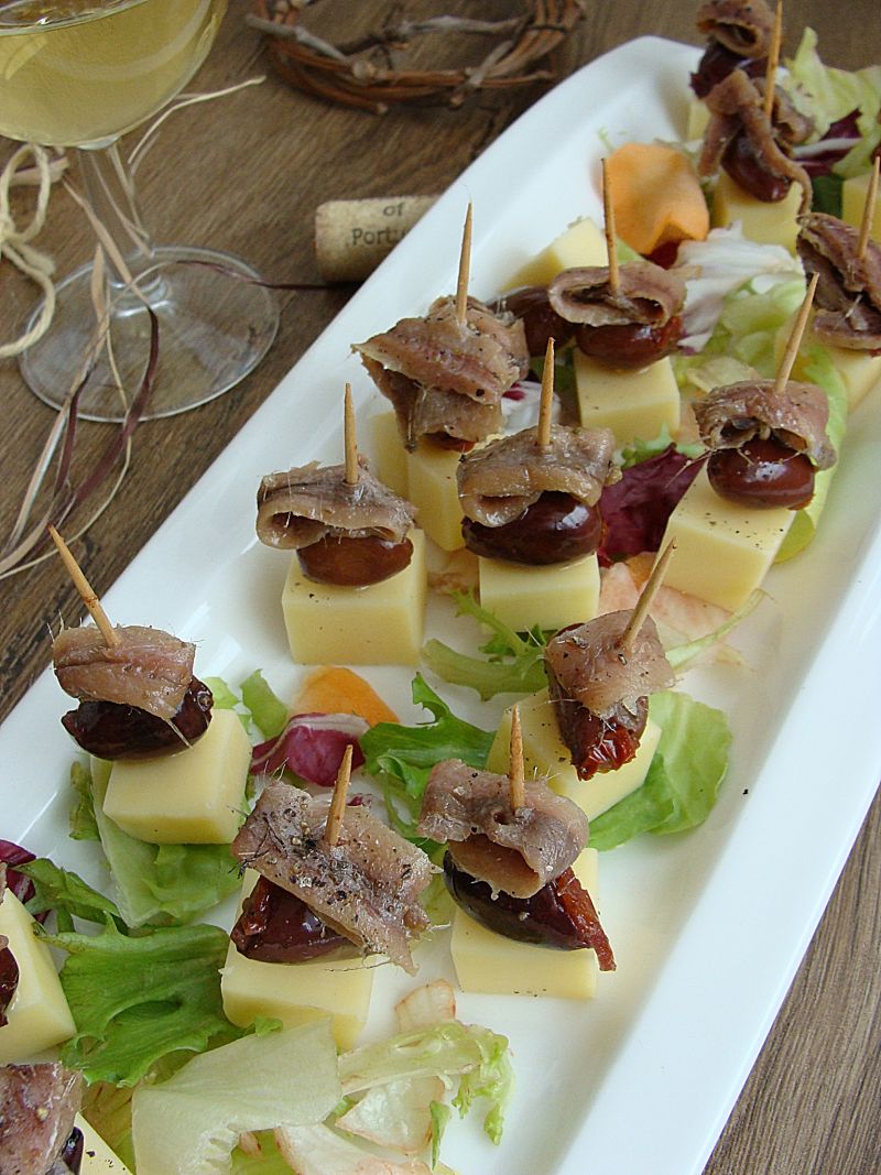 Koreczki serowe z sardelami i oliwkami Koreczki serowe z sardelami i oliwkami