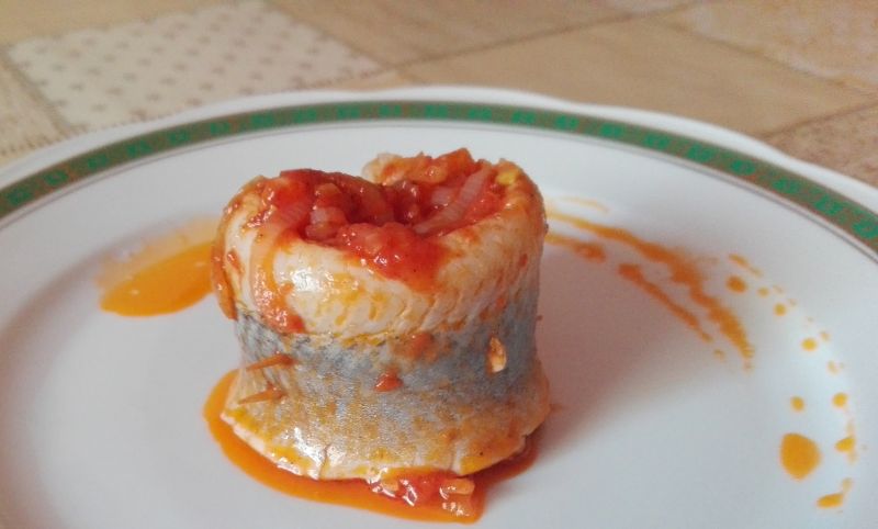 Koreczki śledziowe w sosie cebulowo - pomidorowym