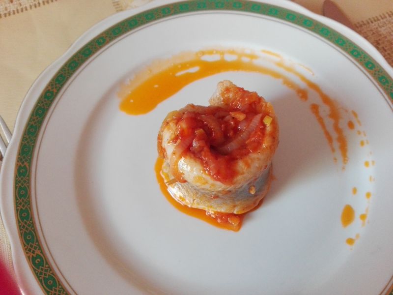 Koreczki śledziowe w sosie cebulowo - pomidorowym