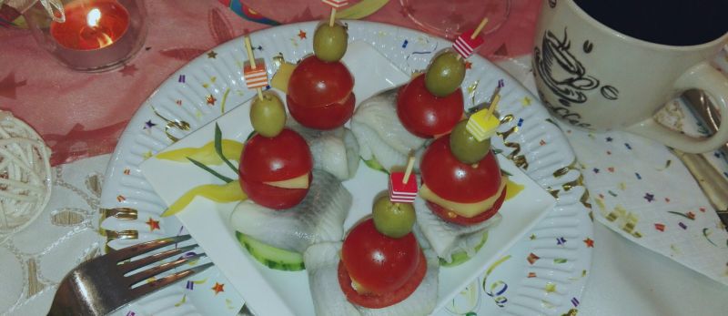 Koreczki śledziowe z pomidorami scherry