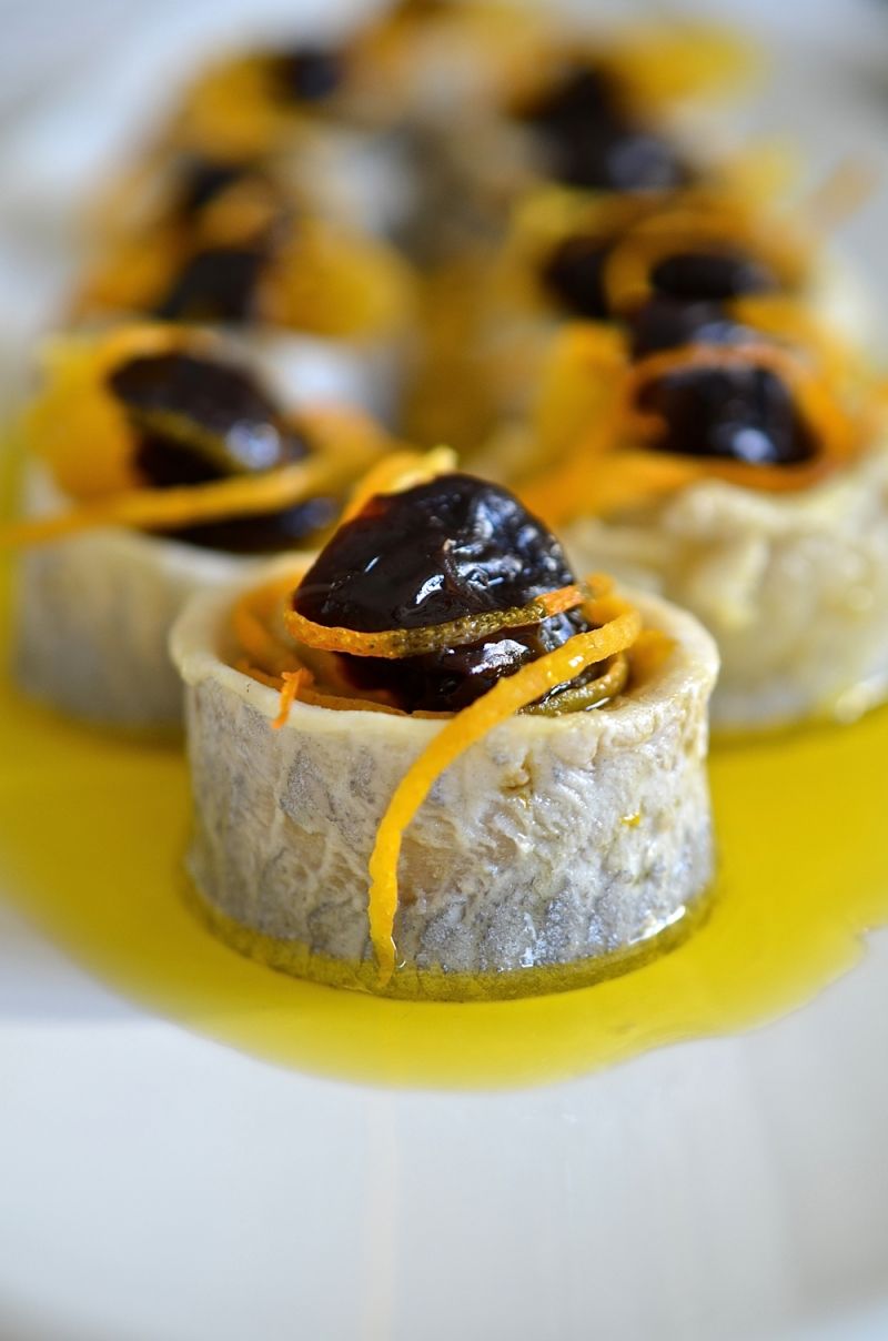 Koreczki śledziowe ze śliwką kalifornijską