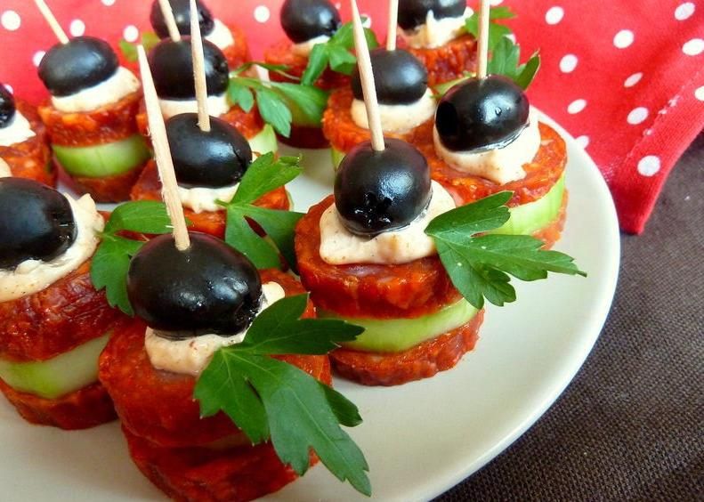 Koreczki sylwestrowe z salami i ogórkiem