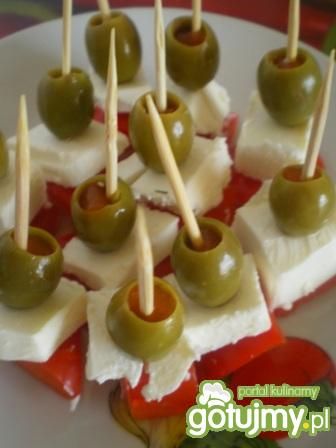 Koreczki z fetą, oliwkami i papryką