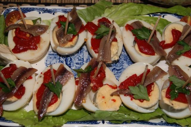 Koreczki z jajek,papryki i anchois. Koreczki z jajek,papryki i anchois.