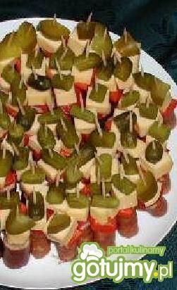 Koreczki z kabanosem, serem i papryką