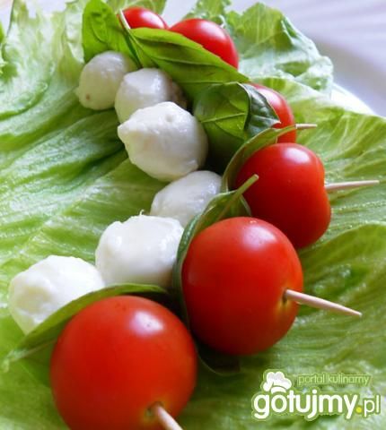 Koreczki z mini mozzarellą Koreczki z mini mozzarellą