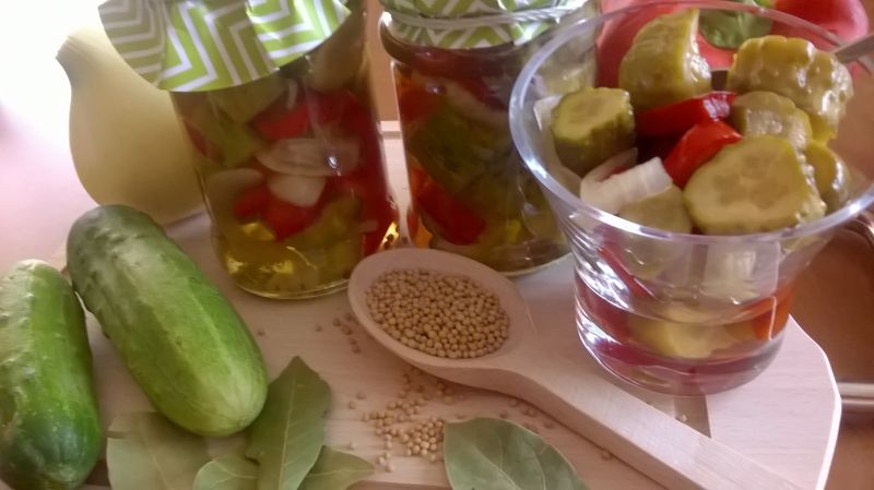 Koreczki z ogórków i papryki Koreczki z ogórków i papryki