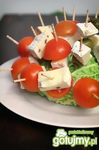 Koreczki z sera brie i pomidorków cherry