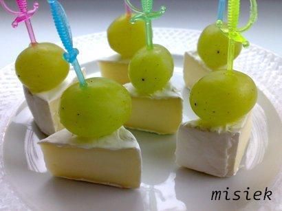 Koreczki z serem camembert