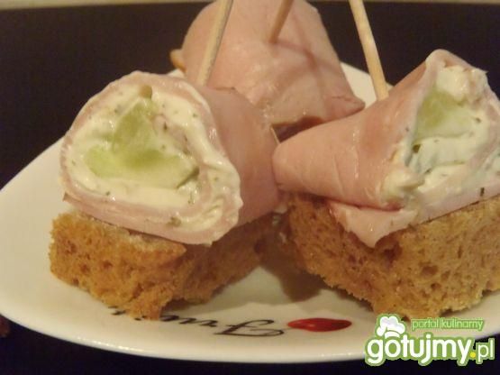 Koreczki z szynką i ogórkiem