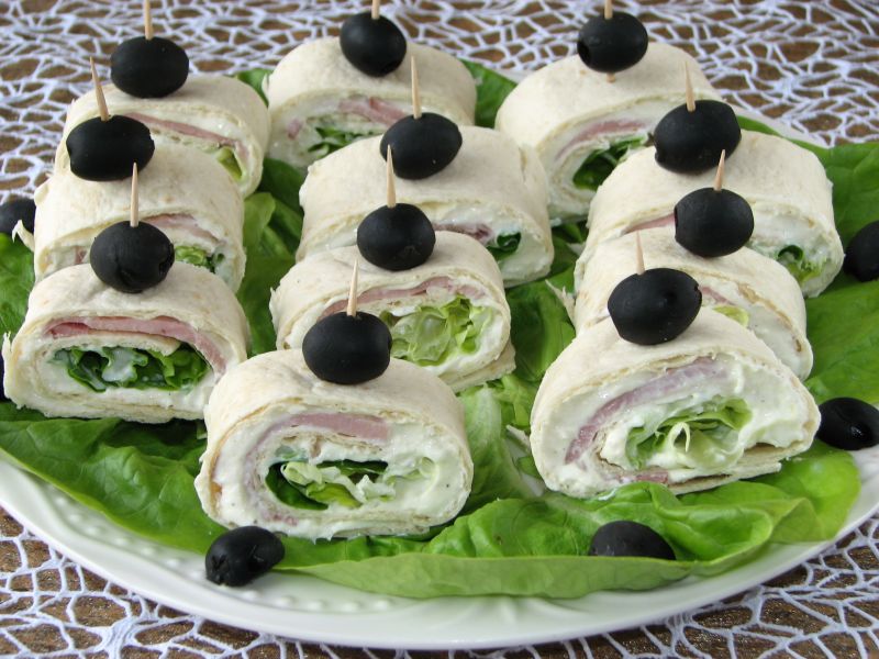 Koreczki z tortilli z szynką Koreczki z tortilli z szynką