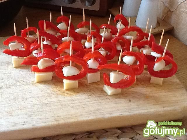 Koreczki z żaglem z papryczek Koreczki z żaglem z papryczek