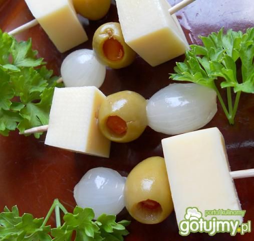 Koreczki z żółtym serem