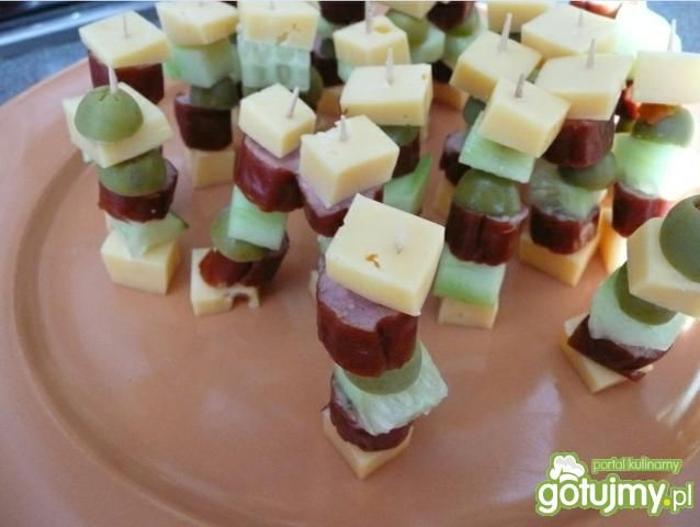 Koreczki ze świeżym ogórkiem i kabanosem Koreczki ze świeżym ogórkiem i kabanosem