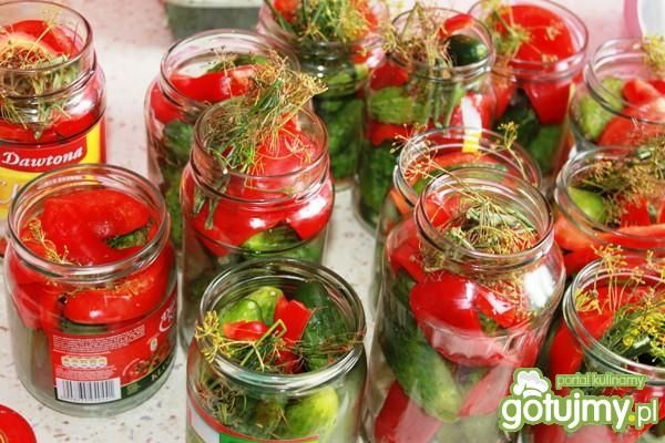 Korniszony z papryką czerwoną