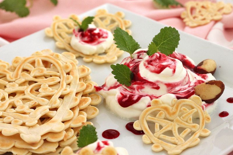 Koronkowe naleśniki z musem