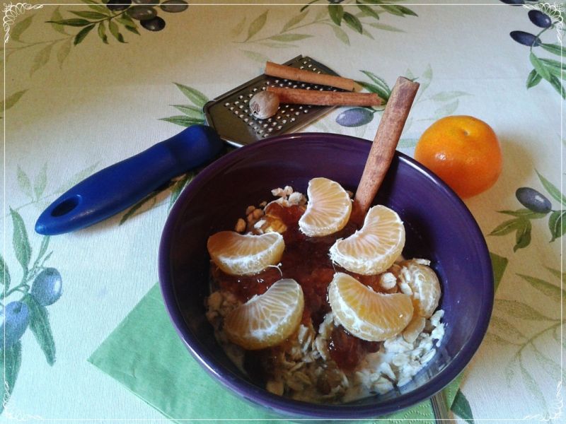 Korzenna owsianka z orzechami i mandarynką