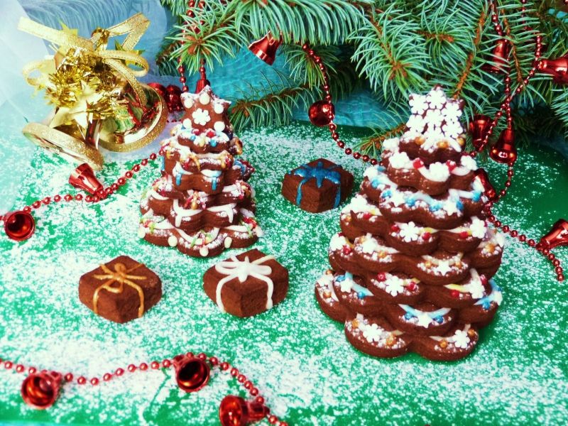 Korzenne choinki z trzech rodzajów mąki Korzenne choinki z trzech rodzajów mąki