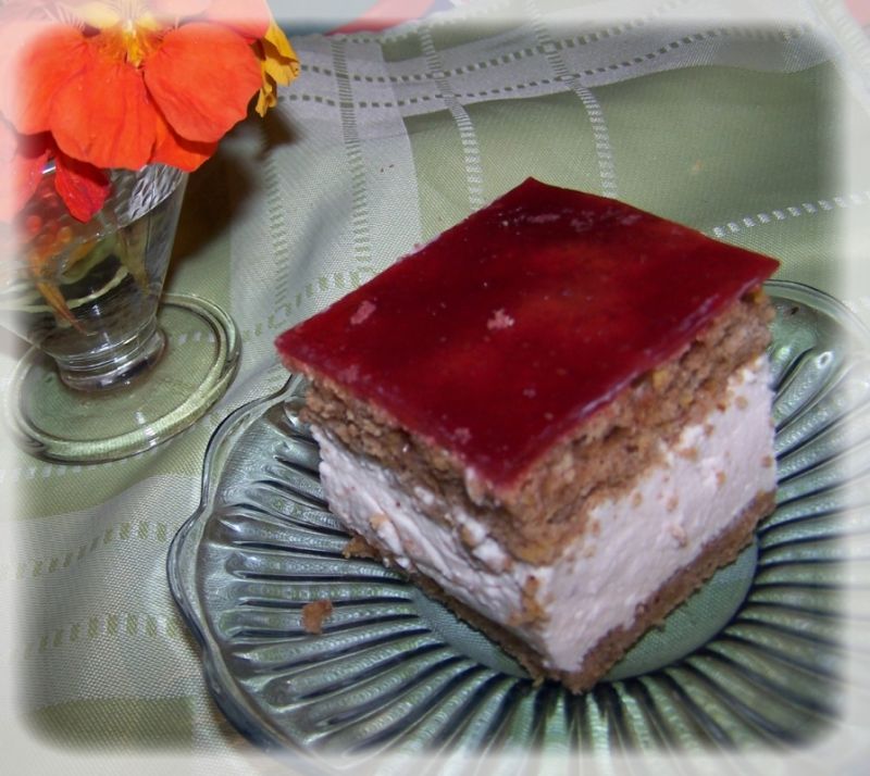 Korzenne ciasto dyniowe przekładane masą malinową