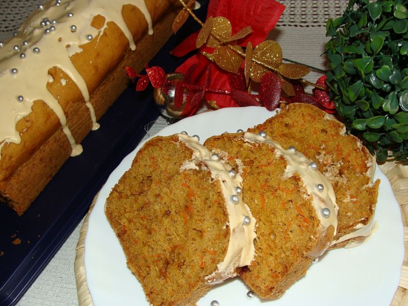 Korzenne ciasto z marchewką i bakaliami