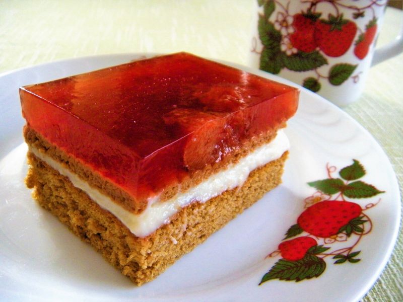 Kostka kawowa z galaretką i truskawkami