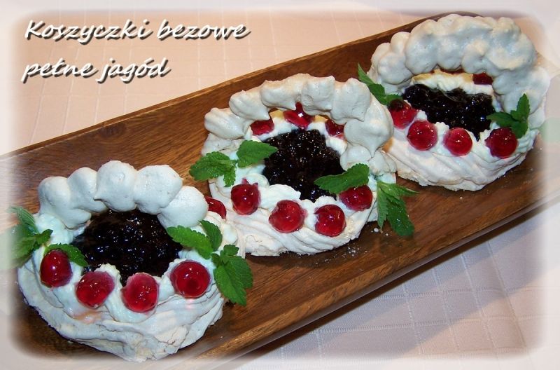 Koszyczki bezowe pełne jagód Koszyczki bezowe pełne jagód