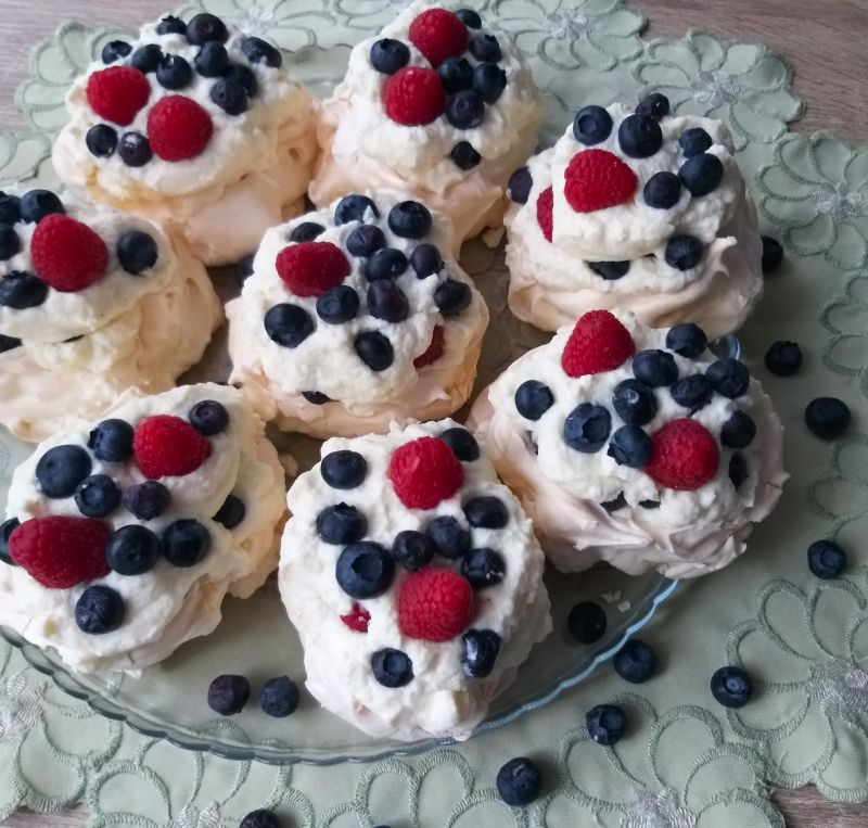 Koszyczki bezowe z kremem i owocami