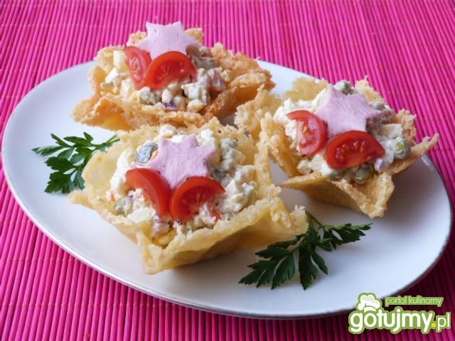 Koszyczki serowe z sałatką
