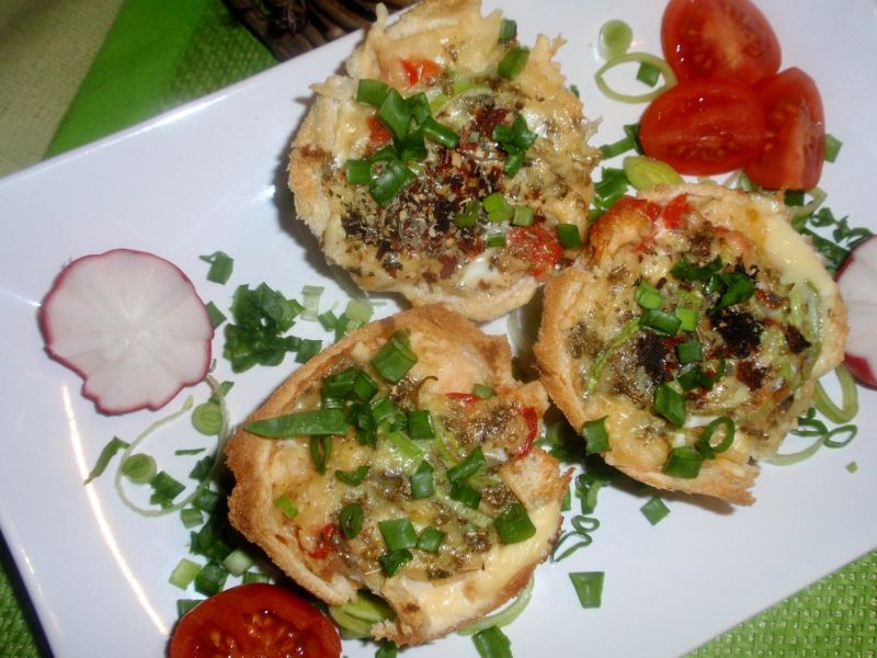 Koszyczki tostowe z warzywami i jajkiem