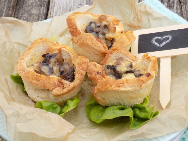 Koszyczki z chleba tostowego i pieczarek Koszyczki z chleba tostowego i pieczarek