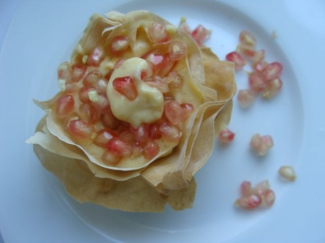 Koszyczki z filo z kremem i granatem Koszyczki z filo z kremem i granatem