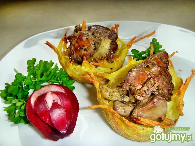 Koszyczki z ziemniaków z wątróbką.