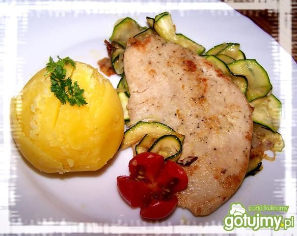 Kotlecik indyczy na cukinii  Kotlecik indyczy na cukinii