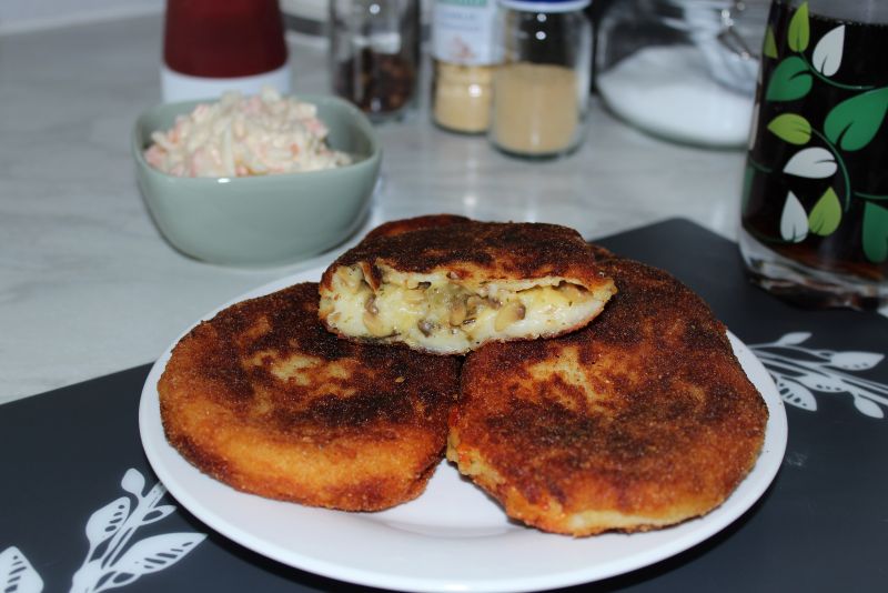 Kotlecik ziemniaczany z pieczarkami i serem