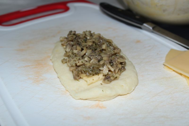 Kotlecik ziemniaczany z pieczarkami i serem