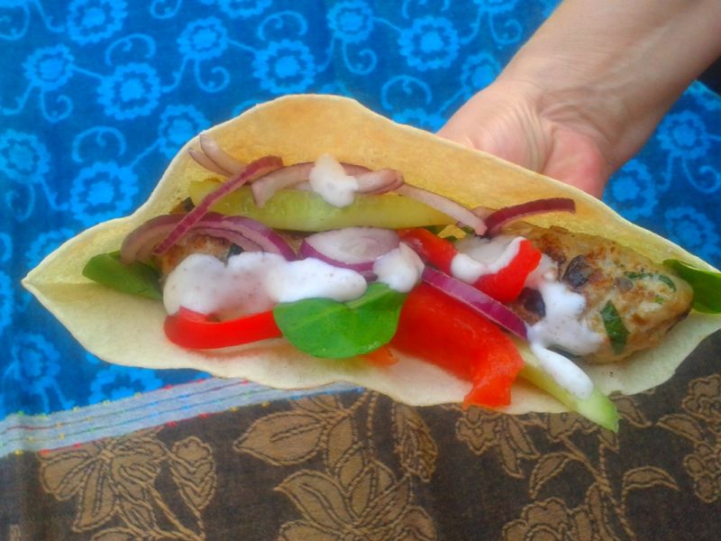 Kotleciki a`laKebab z rodzynkami i pikantnym sosem